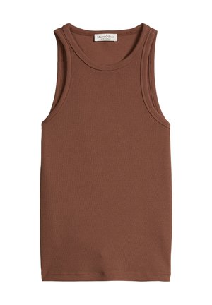 Καφέ ριμπαριστό αμάνικο τοπ με στρογγυλή λαιμόκοψη και ορατή ετικέτα της μάρκας Marc O’Polo στο εσωτερικό του γιακά.