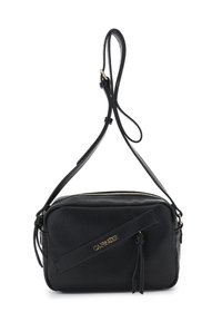 Un sac en cuir noir en bandoulière avec une finition texturée, un accent de logo doré, une fermeture éclair et une sangle réglable. Forme rectangulaire compacte.