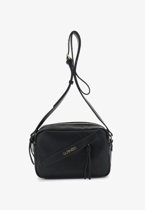 Mustan nahkainen olkalaukku, jossa on teksturoitu viimeistely, kultainen logo, vetoketjukiinnitys ja säädettävä hihna. Kompakti suorakulmainen muoto.