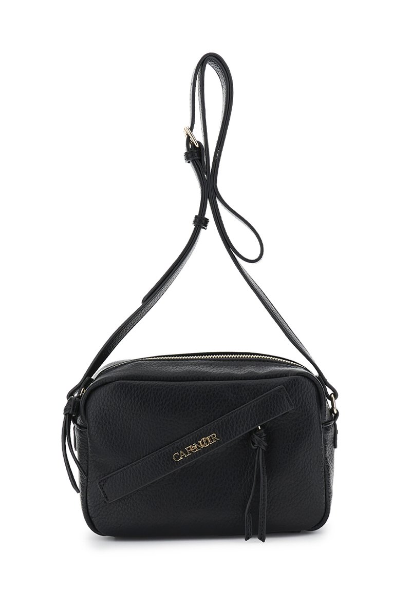 Un sac en cuir noir en bandoulière avec une finition texturée, un accent de logo doré, une fermeture éclair et une sangle réglable. Forme rectangulaire compacte.
