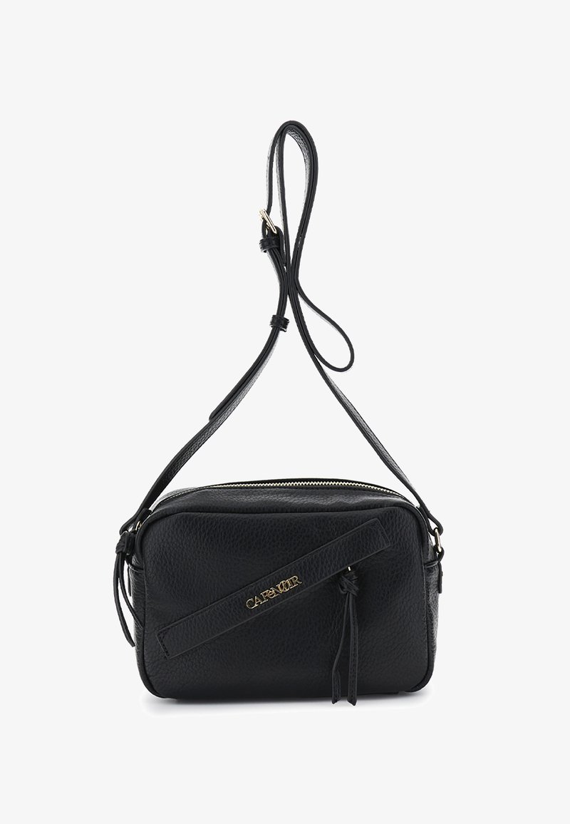 Borsa a tracolla nera in pelle con finitura testurizzata, accentuata da un logo dorato, chiusura con zip e tracolla regolabile. Forma rettangolare compatta.