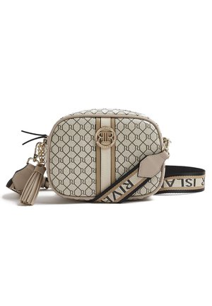 Beige Umhängetasche mit geometrischem Muster, goldfarbenem Logo-Emblem, Reißverschluss mit Quaste und verstellbarem Stoffriemen mit Markennamendetail.