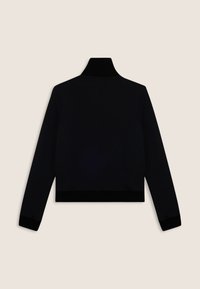 Sudadera negra con cuello alto, puños acanalados y un diseño corto. Tejido suave con un look minimalista y sin patrones visibles.