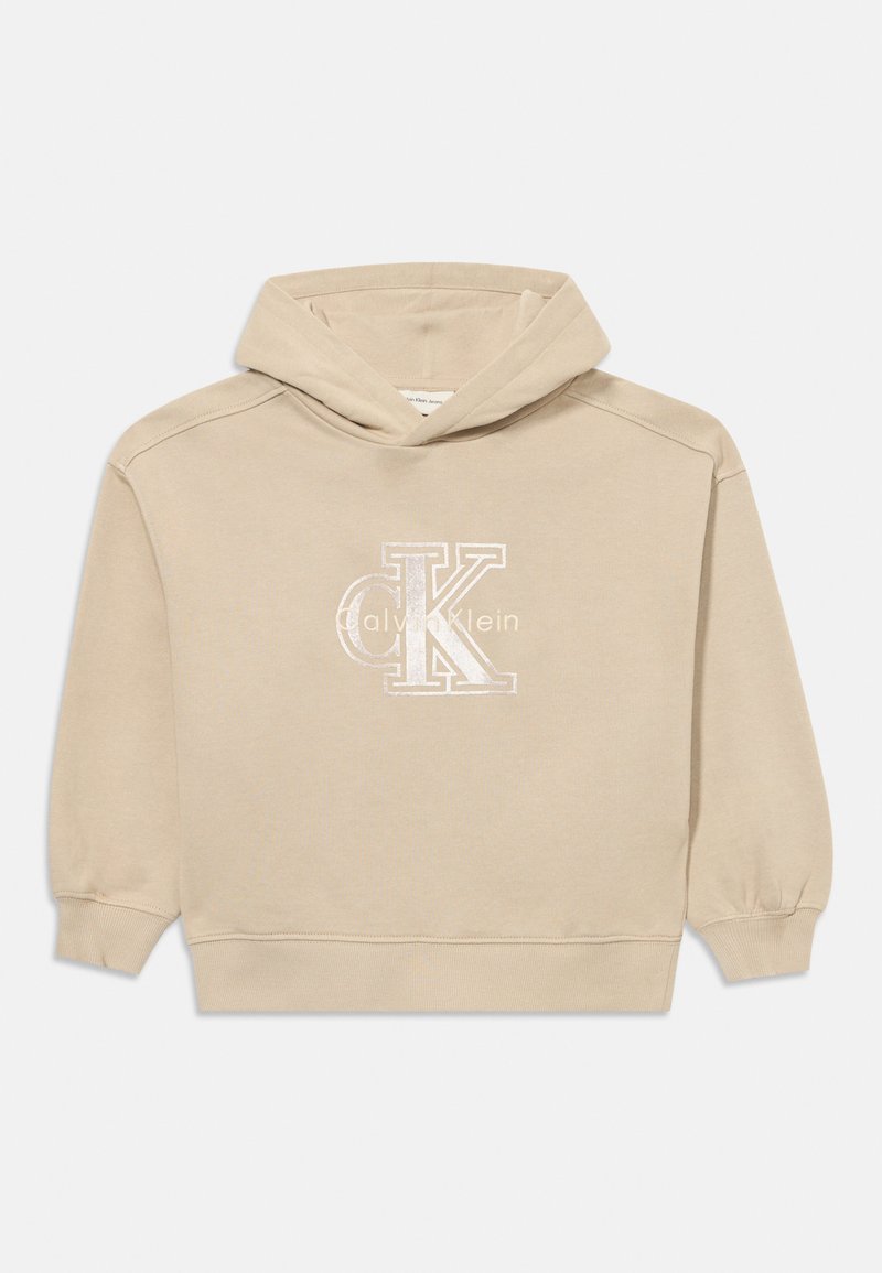 Sweatshirt bege com capuz, feito de um tecido macio, apresentando um proeminente logo branco "CK" e o texto "Calvin Klein", com punhos e bainha canelados.