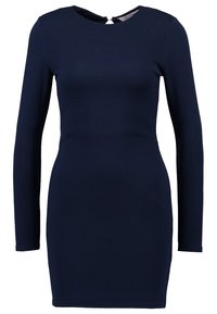 Námořnické žebrované šaty s dlouhým rukávem a přiléhavým střihem, kulatým výstřihem a zapínáním na zip na zádech. Texturovaný detail látky po celém povrchu.