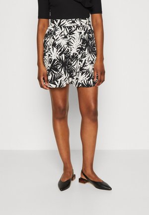 Černobílé vzorované šortky s listovým motivem, vysokým pasem, s řasením, z lehkého materiálu, doplněné černými botami na podpatku se zavazováním za patu.