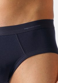 Navy puuvillabreif, jossa on joustava vyötärö ja "mey CASUAL COTTON" -teksti. Sujuva pinta ja istuva muotoilu, jossa on sävyttävät ompeluyksityiskohdat.