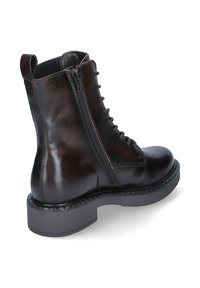 Stivali ankle in pelle marrone con zip laterale, lacci anteriori, punta arrotondata, suola spessa e cuciture decorative lungo la base.