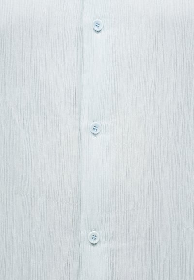 Υφασμα ελαφρώς μπλε με υφή και κάθετο ριμπ μοτίβο και τρία ραμμένα ελαφρώς μπλε κουμπιά σε κάθετη σειρά.