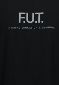 Sort T-shirt med hvid trykt tekst: "F.U.T." og "FYSISK UDDANNELSE & TRÆNING." Blødt stof med almindelig pasform.