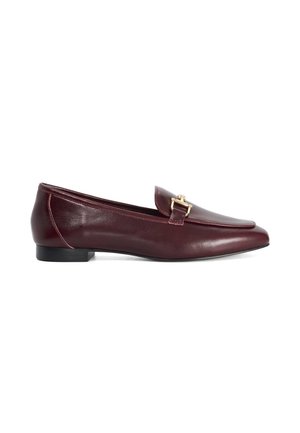 Bordeauxkleurige leren platte loafer met gouden gespdetail en lage zwarte hak, getoond in zijaanzicht op witte achtergrond.