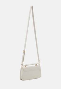Torba na ramię z jasnoszarej skóry, o prostokątnym kształcie, wyposażona w górną rączkę, regulowany pasek i złote detale metalowe.