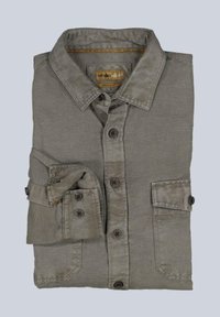 Gefaltetes olivgrünes Hemd aus strukturiertem Stoff, mit einem Button-Down-Kragen, zwei Brusttaschen und hochkrempelbaren Ärmeln mit Knopfbändern.