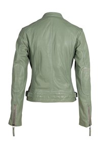 Giubbotto in pelle verde con design aderente, dotato di colletto rotondo, cerniere sui polsini e toppe sui gomiti. Texture liscia e forma rifinita.
