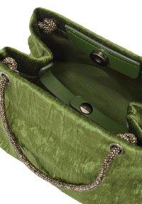 Zielona aksamitna torebka o fakturowanej powierzchni, z srebrnym łańcuszkiem zdobionym koralikami, zapięciem na magnes oraz gładkim wykończeniem wnętrza.