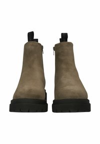 Braune Wildleder-Ankle-Boots mit glatter Textur, ausgestattet mit einer schwarzen Gummisohle und einem seitlichen Reißverschluss. Schlaufe an der Rückseite für ein einfaches Anziehen.