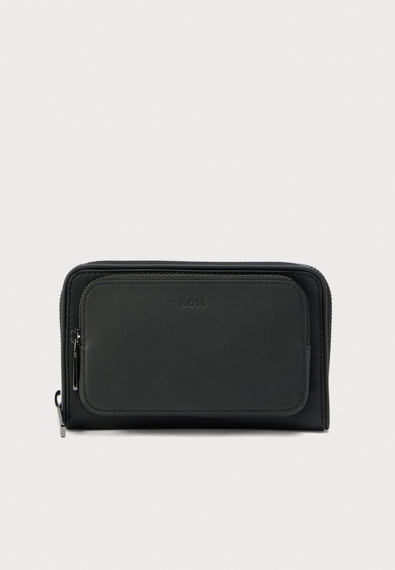 Portafoglio in pelle nera con chiusura a zip, dotato di una tasca frontale e logo in rilievo. Texture liscia e forma rettangolare con cuciture sottili.