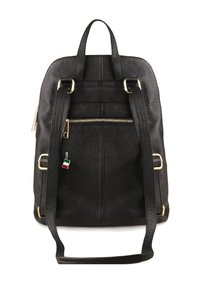 Sac à dos en cuir noir avec finition texturée, quincaillerie dorée, poche zippée à l'avant et un charme en forme de drapeau italien attaché. Bretelles ajustables.