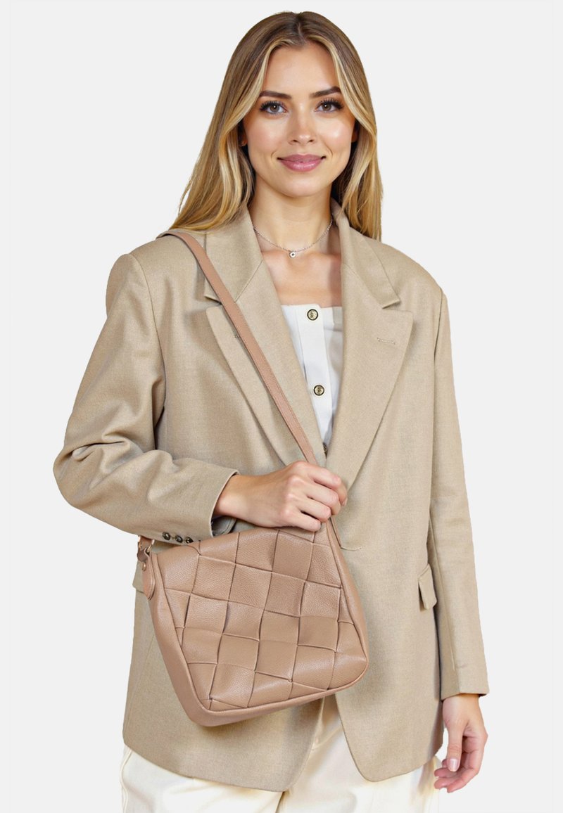 Borsa a tracolla in pelle beige con motivo trapuntato e tracolla regolabile, caratterizzata da una superficie liscia e design quadrato.