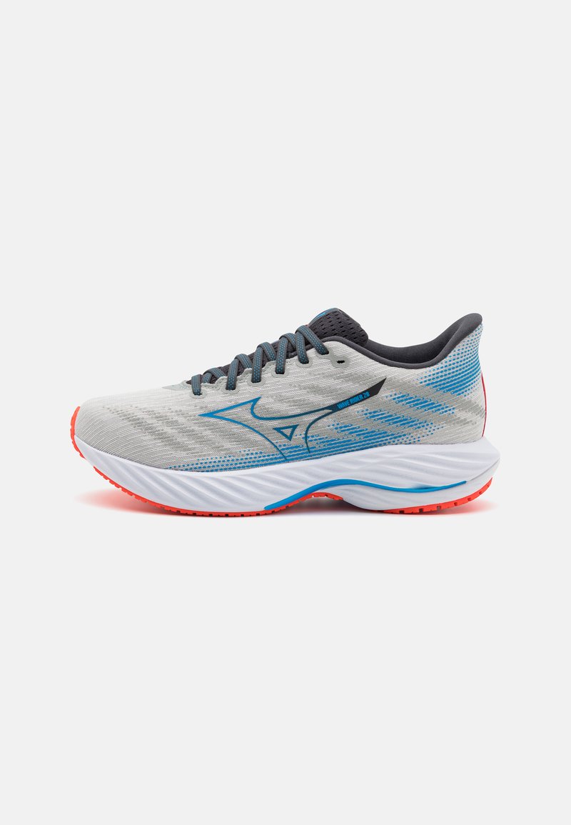 Sapatilhas de atletismo cinza claro com detalhes em azul, parte superior em malha texturizada e uma sola com elementos brancos e laranjas; design aerodinâmico.