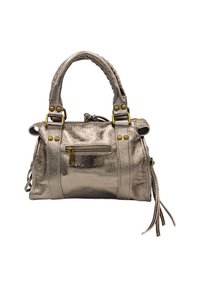 Sac à main argent métallisé avec doubles poignées, finition texturée et accents dorés. Il dispose d'une poche zippée à l'avant et de glands décoratifs sur les côtés.
