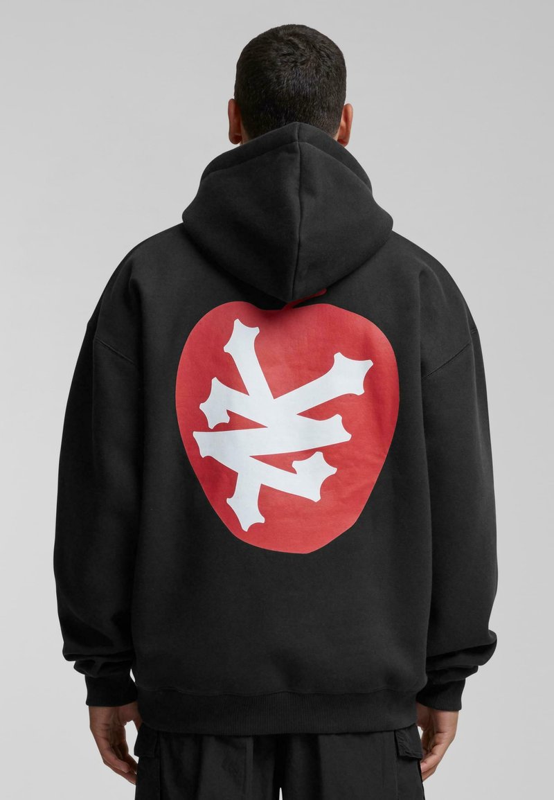 Schwarzer Hoodie mit einem großen roten Grafiken auf der Rückseite und einem weißen abstrakten Design; aus weichem, strukturiertem Gewebe gefertigt.