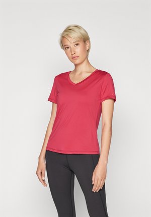 Rød v-hals t-skjorte med korte ermer, laget av glatt stoff; har en avslappet passform og subtile sømdetaljer. Bæres sammen med svarte leggings.