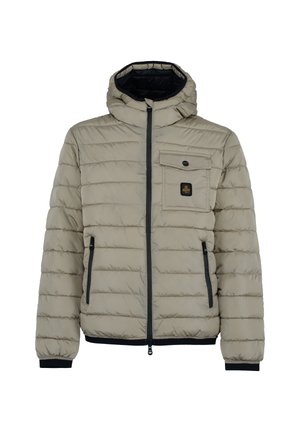 Giacca imbottita beige con cappuccio, chiusura con zip, due tasche laterali con zip e una tasca frontale con patta. Presenta dettagli neri a contrasto.