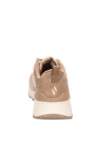 Beżowy sneaker wykonany z zamszu i siateczki, wyposażony w wyściełaną podeszwę, pętelkę do zakładania oraz subtelne logo z tyłu.