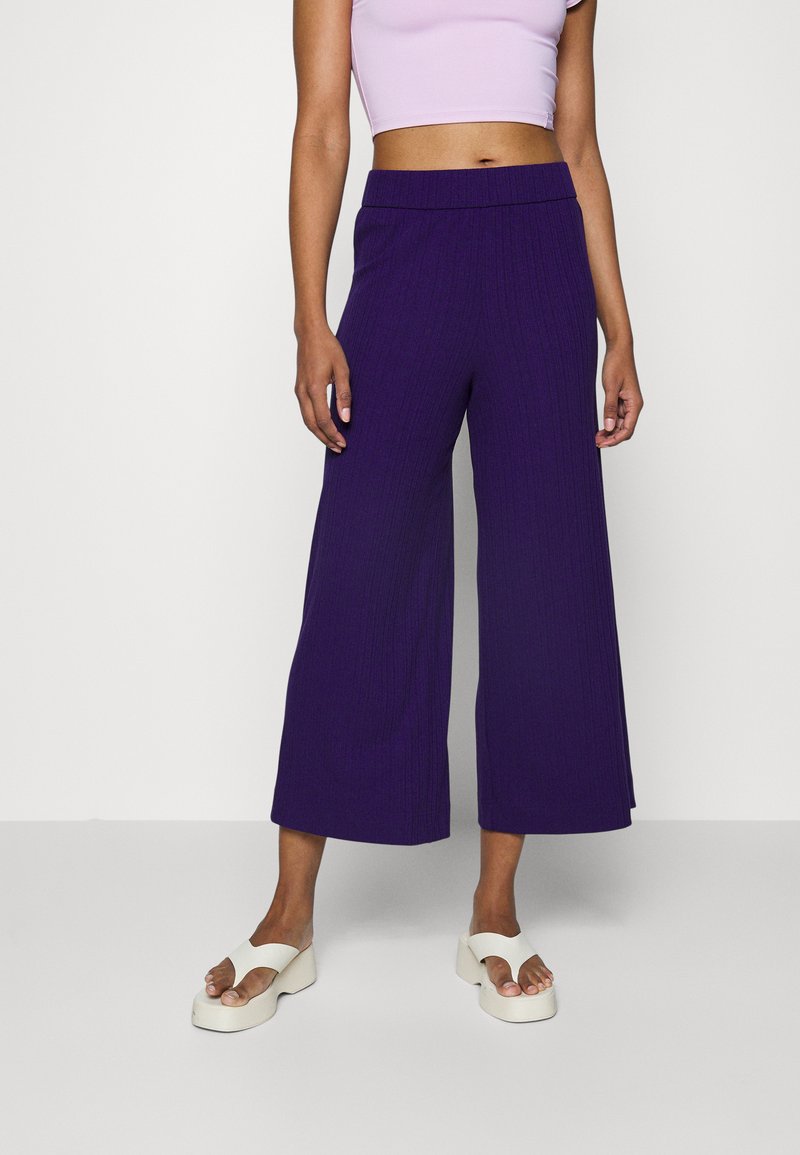 Monki 05913267 Monki Stoffhose _ Lockere schwarze Hose, gerippt – Brezelbruder