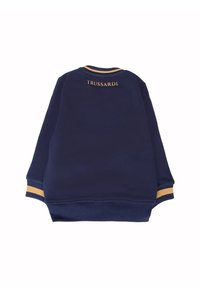 Felpa blu navy con polsini e scollatura a righe gialle, con il testo "TRUSSARDI" in giallo sulla parte superiore della schiena.