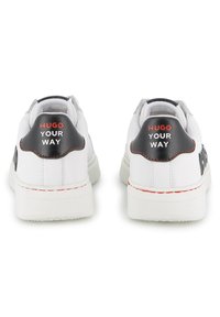 Λευκά αθλητ ικά παπούτσια με μαύρες λεπτομέρειες στη φτέρνα, με το σήμα "HUGO YOUR WAY". Επάνω μέρος από λείο δέρμα, λαστιχένια σόλα και αντίθετο κόκκινο ράψιμο.