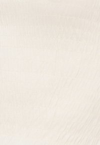 Tessuto bianco sporco strutturato con cuciture orizzontali sottili e dettagli delicatamente arricciati.