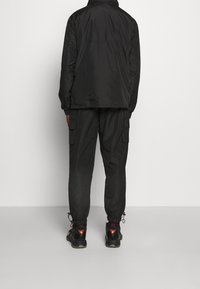 New Era Vindjacka - black