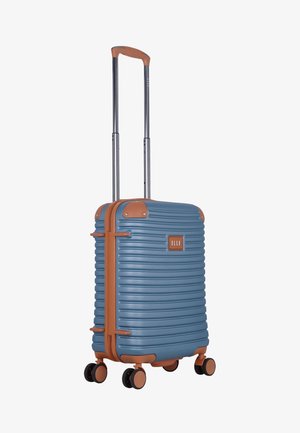 Blauer Hartschalenkoffer mit braunen Akzenten, Teleskopgriff, vier doppelt drehbaren Rollen und "ELLE" Logo-Plakette in der Mitte.