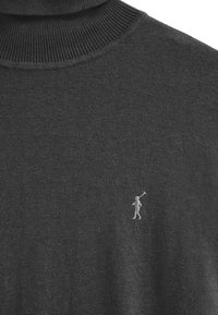 Donkergrijze gebreide trui met een hoge kraag. Voorzien van een klein, wit geborduurd logo van een golfer aan de linkerkant. Zachte textuur.