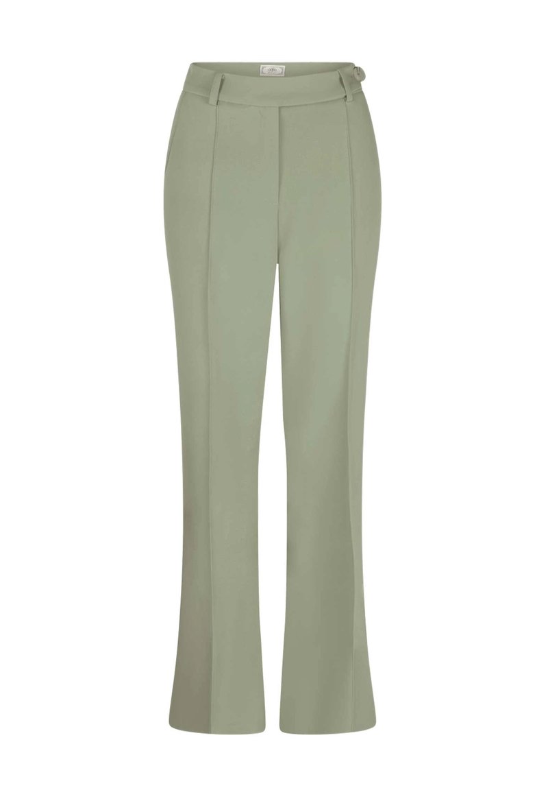 Pantaloni verdi a gamba larga realizzati in tessuto liscio, con pieghe frontali, vita aderente e dettaglio con bottone laterale.