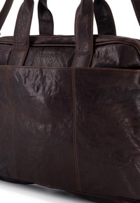 Mørkebrune læder tote-tasker med to håndtag, synlig syning og prægede "Venezia" logo på frontpanelet.