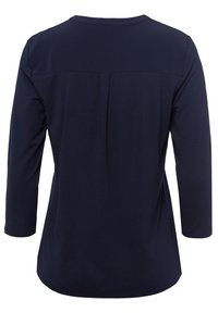 Chemise bleu marine à manches longues avec un col rond et une couture de porte-épaule sur le haut du dos, vue de dos.