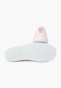 Sneaker in tessuto rosa con una suola in gomma bianca testurizzata. Presenta un etichetta giocosa con un design di scimmia sul tallone e un colletto a coste.