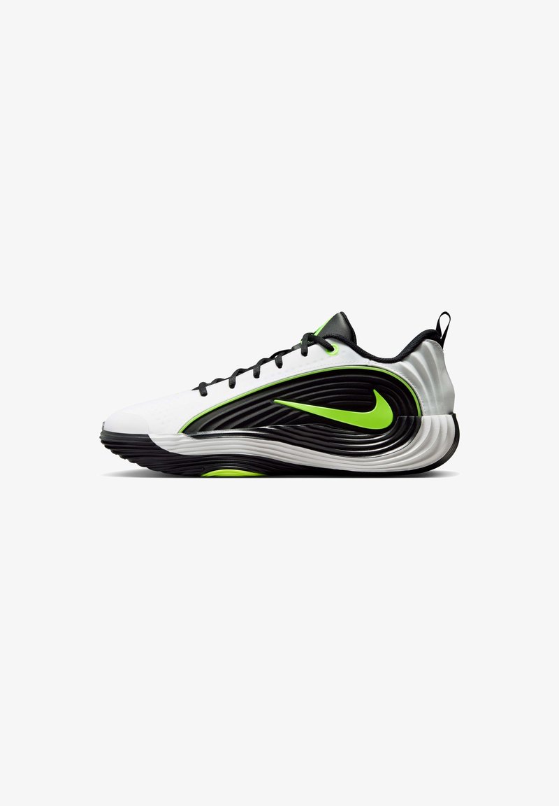 Λευκό και μαύρο αθλητικό παπούτσι Nike με νέον πράσινο λογότυπο, μαύρα κορδόνια και κυματιστή υφή στην σόλα, σε πλευρική όψη.