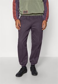 adidas Originals FC BAYERN MUNICH ICON DRILL PANTS - Roupa de discoteca - aurora black