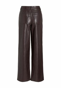 Pantalons large en cuir marron foncé avec une texture lisse, dotés de deux poches arrière et d'une taille haute.