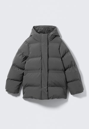 Grå pufferjakke med hætte, der har et quiltet design, tyk polstring og en lige silhuet. Blød, glat tekstur.