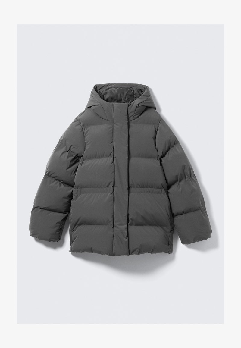 Grå dunjakke med hette, med et quiltet design, tykk polstring og en rett silhuett. Myk, glatt tekstur.