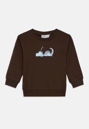 Sweat-shirt à manches longues couleur brun foncé pour tout-petit avec un petit motif graphique représentant un dinosaure bleu endormi et « zzz » au-dessus de sa tête sur la poitrine.