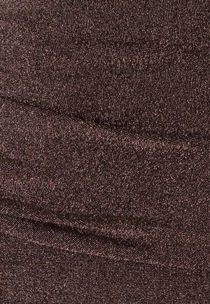 Brązowa metaliczna tkanina o teksturowym wykończeniu, z poziomymi fałdami i gładką dolną krawędzią. Miękki i elastyczny materiał.