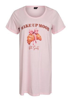 Lyserød natkjole med korte ærmer, med rund halsudskæring og et grafisk tryk af croissanter bundet med et lyserødt bånd, med tekst nedenunder.