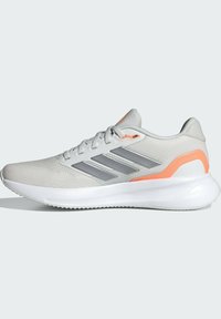 Grauer Sport Schuh mit einem Mesh-Obermaterial, das silberne Akzente, orangene Details an der Ferse und eine weiße strukturierte Sohle aufweist.