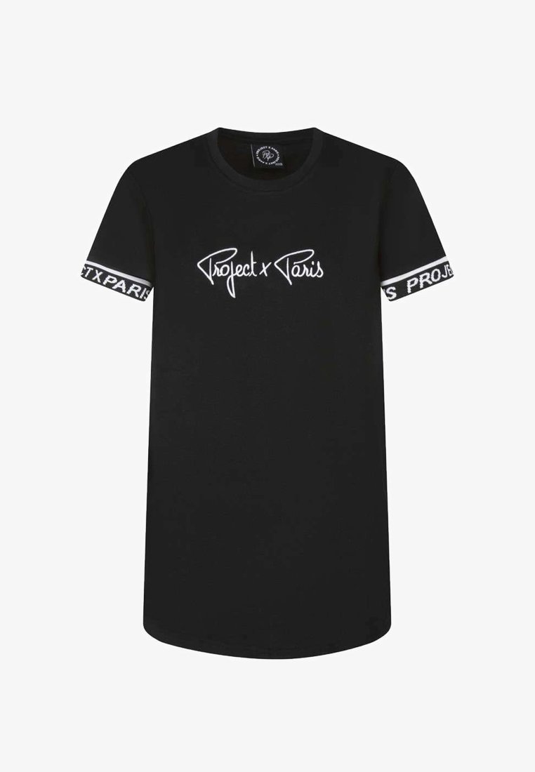 T-shirt noir à manches courtes avec un col rond, affichant du texte en cursive blanche "Project x Paris" à l'avant et des accents de marque sur les manches.